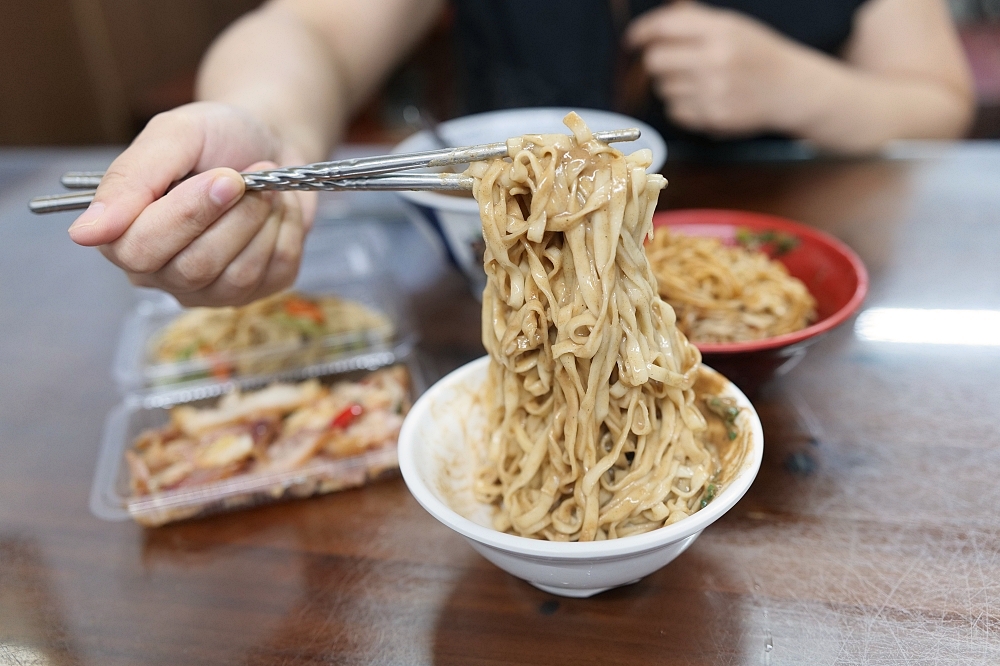 【湯城麵食】宜蘭在地人不想說的秘密！炸醬麵搭「仙女小姊姊」太驚人 @捲捲頭 ♡ 品味生活
