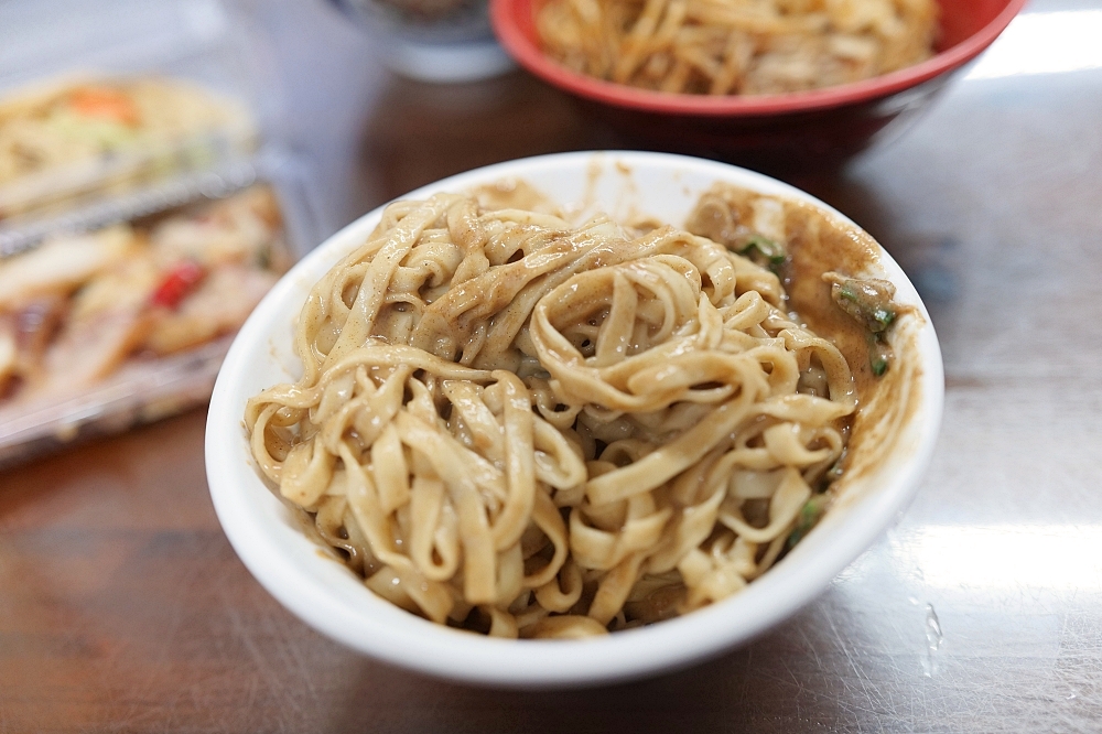 【湯城麵食】宜蘭在地人不想說的秘密！炸醬麵搭「仙女小姊姊」太驚人 @捲捲頭 ♡ 品味生活