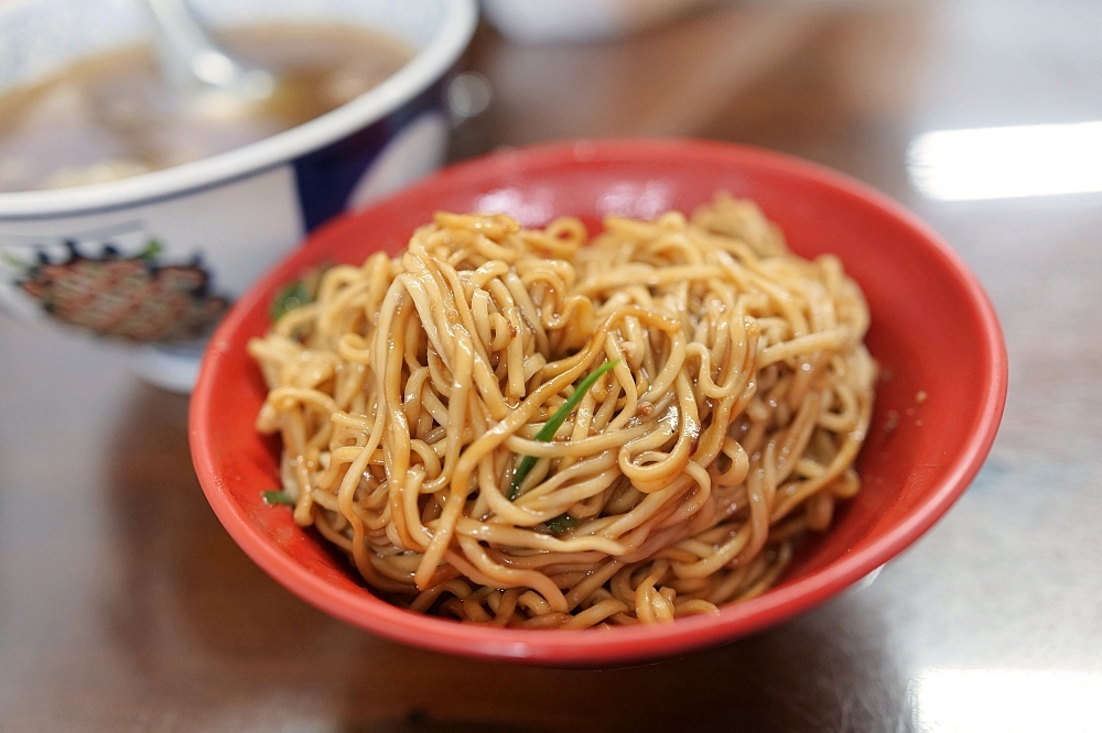 【湯城麵食】宜蘭在地人不想說的秘密！炸醬麵搭「仙女小姊姊」太驚人 @捲捲頭 ♡ 品味生活
