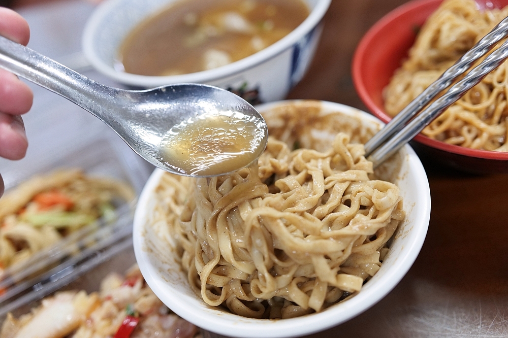 【湯城麵食】宜蘭在地人不想說的秘密！炸醬麵搭「仙女小姊姊」太驚人 @捲捲頭 ♡ 品味生活