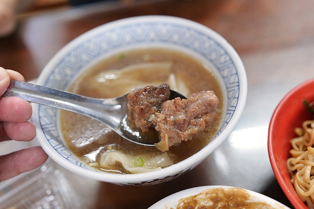【湯城麵食】宜蘭在地人不想說的秘密！炸醬麵搭「仙女小姊姊」太驚人 @捲捲頭 ♡ 品味生活