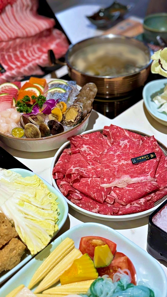 嗑肉石鍋-羅東純精店｜超狂800克肉肉瀑布，法鬥牛奶鍋萌翻全場！ @捲捲頭 ♡ 品味生活