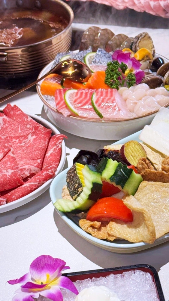 嗑肉石鍋-羅東純精店｜超狂800克肉肉瀑布，法鬥牛奶鍋萌翻全場！ @捲捲頭 ♡ 品味生活