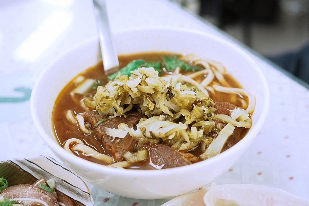 三重美食推薦｜高棚滿座牛肉麵，大份量半筋半肉百元佛心價！ @捲捲頭 ♡ 品味生活