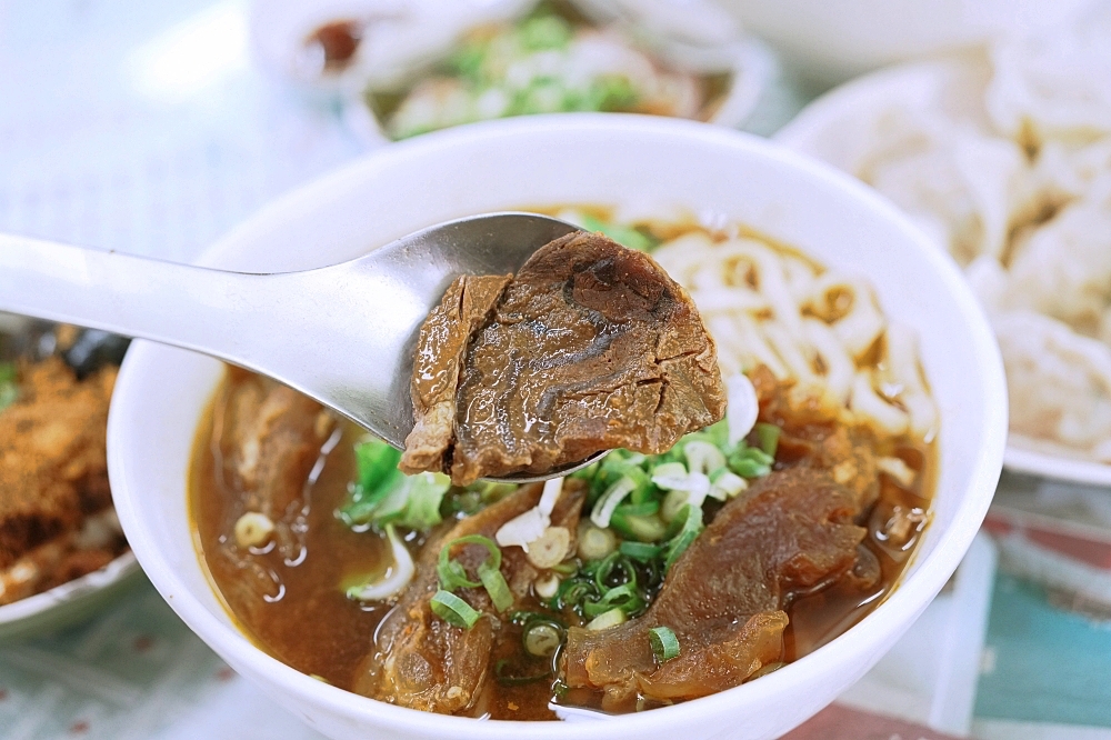 三重美食推薦｜高棚滿座牛肉麵，大份量半筋半肉百元佛心價！ @捲捲頭 ♡ 品味生活
