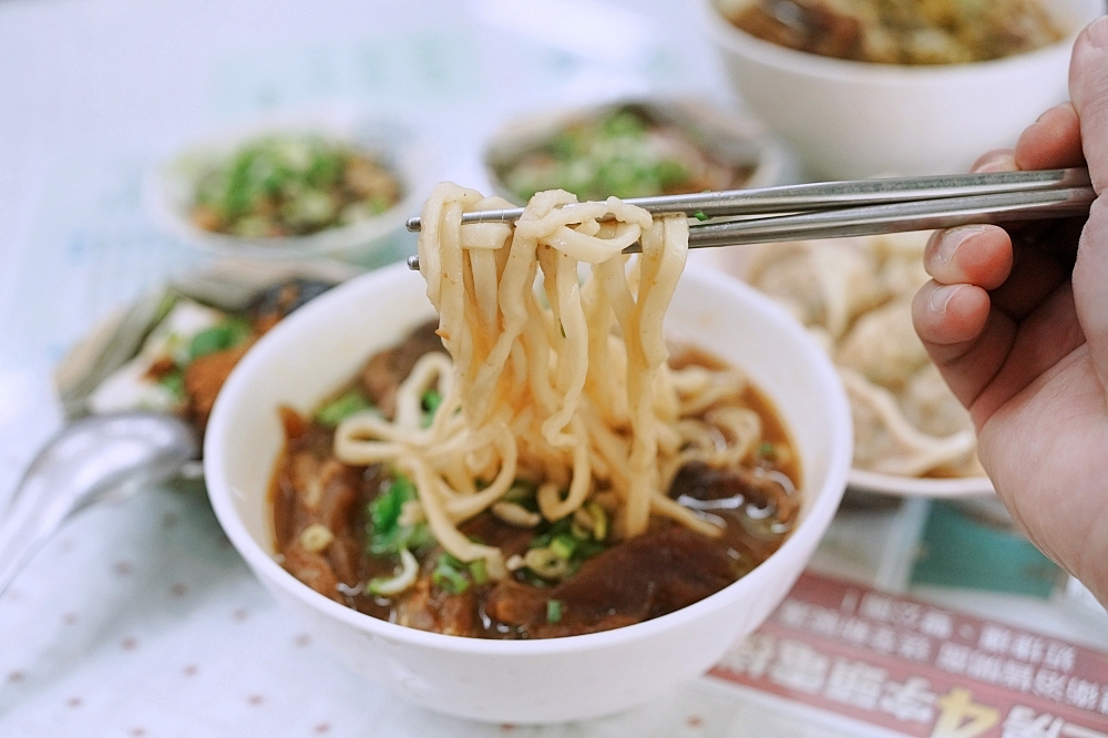 三重美食推薦｜高棚滿座牛肉麵，大份量半筋半肉百元佛心價！ @捲捲頭 ♡ 品味生活