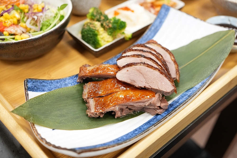 【光鮮生活美食館】必點櫻桃鴨烤鴨套餐、軟嫩豬肋排，高CP值聚餐首選 @捲捲頭 ♡ 品味生活