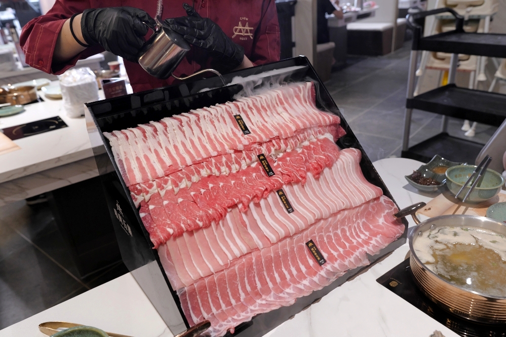 嗑肉石鍋-羅東純精店｜超狂800克肉肉瀑布，法鬥牛奶鍋萌翻全場！ @捲捲頭 ♡ 品味生活