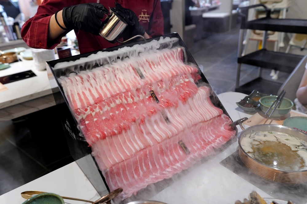 嗑肉石鍋-羅東純精店｜超狂800克肉肉瀑布，法鬥牛奶鍋萌翻全場！ @捲捲頭 ♡ 品味生活