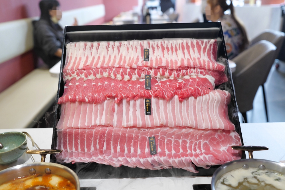嗑肉石鍋-羅東純精店｜超狂800克肉肉瀑布，法鬥牛奶鍋萌翻全場！ @捲捲頭 ♡ 品味生活