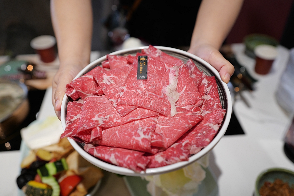 嗑肉石鍋-羅東純精店｜超狂800克肉肉瀑布，法鬥牛奶鍋萌翻全場！ @捲捲頭 ♡ 品味生活