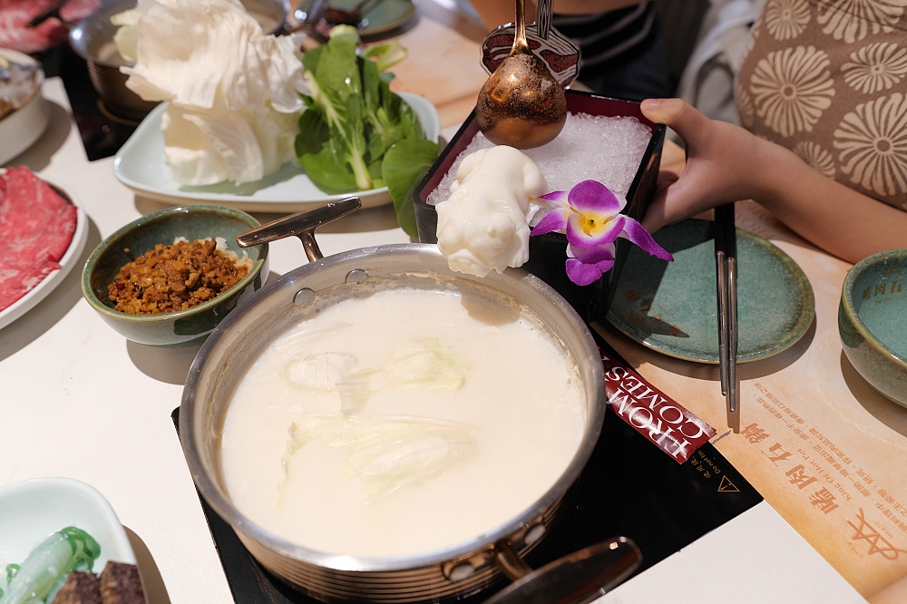嗑肉石鍋-羅東純精店｜超狂800克肉肉瀑布，法鬥牛奶鍋萌翻全場！ @捲捲頭 ♡ 品味生活