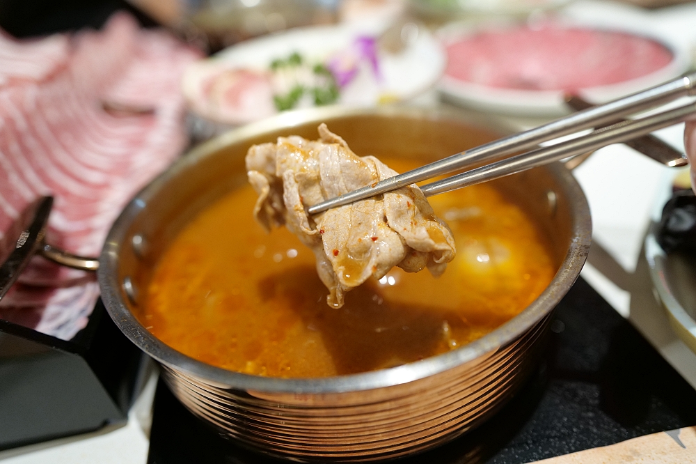 嗑肉石鍋-羅東純精店｜超狂800克肉肉瀑布，法鬥牛奶鍋萌翻全場！ @捲捲頭 ♡ 品味生活