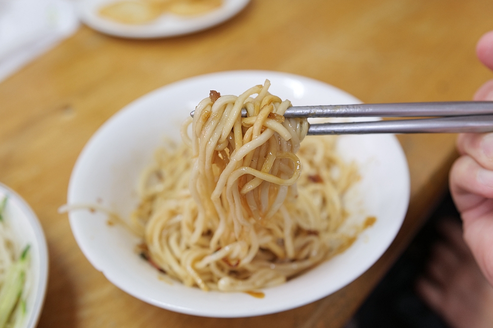 【一傳十蒜油拌麵】隱藏媽祖廟旁巷弄，一週只賣四天的現做手工麵 @捲捲頭 ♡ 品味生活