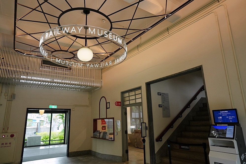 【國家鐵道博物館】全新台北機廠改建，百元逛柴電工廠超值得，藍皮普通號預約與交通攻略 @捲捲頭 ♡ 品味生活
