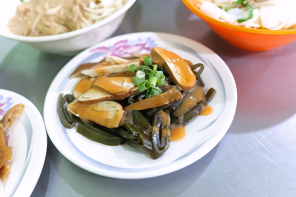 【早吳吃麵】踏踏路鐵皮屋秘境，清晨六點半開賣的超人氣麵店 @捲捲頭 ♡ 品味生活