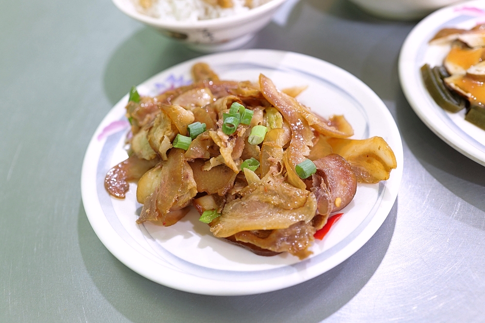 【早吳吃麵】踏踏路鐵皮屋秘境，清晨六點半開賣的超人氣麵店 @捲捲頭 ♡ 品味生活