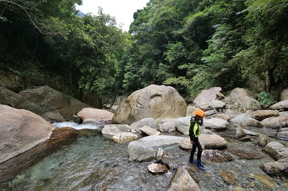 【金岳瀑布】下車走5分鐘就到!天然滑水道、親子消暑天堂, 宜蘭南澳秘境 @捲捲頭 ♡ 品味生活 【金岳瀑布】下車走5分鐘就到!天然滑水道、親子消暑天堂, 宜蘭南澳秘境 @捲捲頭 ♡ 品味生活