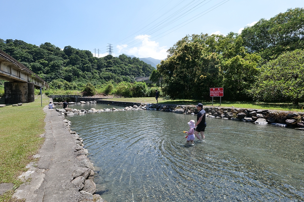 【東岳湧泉】宜蘭玩水景點限時開放！躺在天然冷泉看火車轟隆過，親子消暑首選 @捲捲頭 ♡ 品味生活