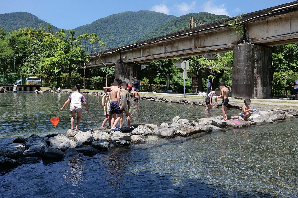 【東岳湧泉】宜蘭玩水景點限時開放！躺在天然冷泉看火車轟隆過，親子消暑首選 @捲捲頭 ♡ 品味生活
