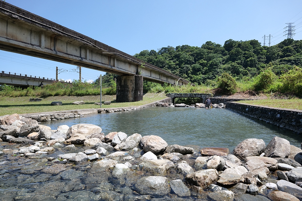 【東岳湧泉】宜蘭玩水景點限時開放！躺在天然冷泉看火車轟隆過，親子消暑首選 @捲捲頭 ♡ 品味生活