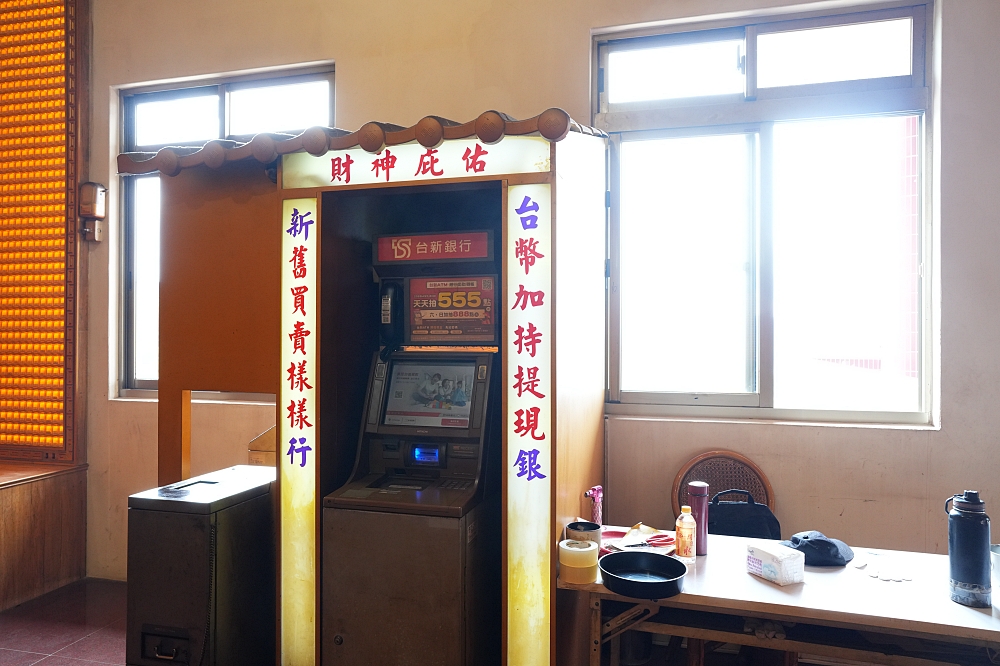 金山財神廟求財懶人包|超狂「錢進號」金爐與財神ATM,拜完濟公寶扇霉運通通閃開 @捲捲頭 ♡ 品味生活 金山財神廟求財懶人包|超狂「錢進號」金爐與財神ATM,拜完濟公寶扇霉運通通閃開 @捲捲頭 ♡ 品味生活