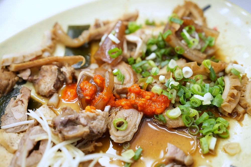 【九添福牛肉麵館】新竹城隍廟美食，在地人激推的米其林必比登，滷味才是本體！ @捲捲頭 ♡ 品味生活