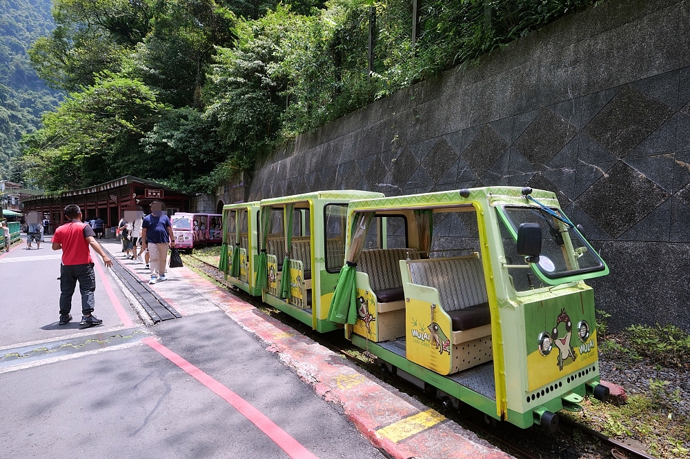 烏來一日遊》搭超可愛【烏來觀光台車】看瀑布！最新票價、環山路停車與購票攻略 @捲捲頭 ♡ 品味生活