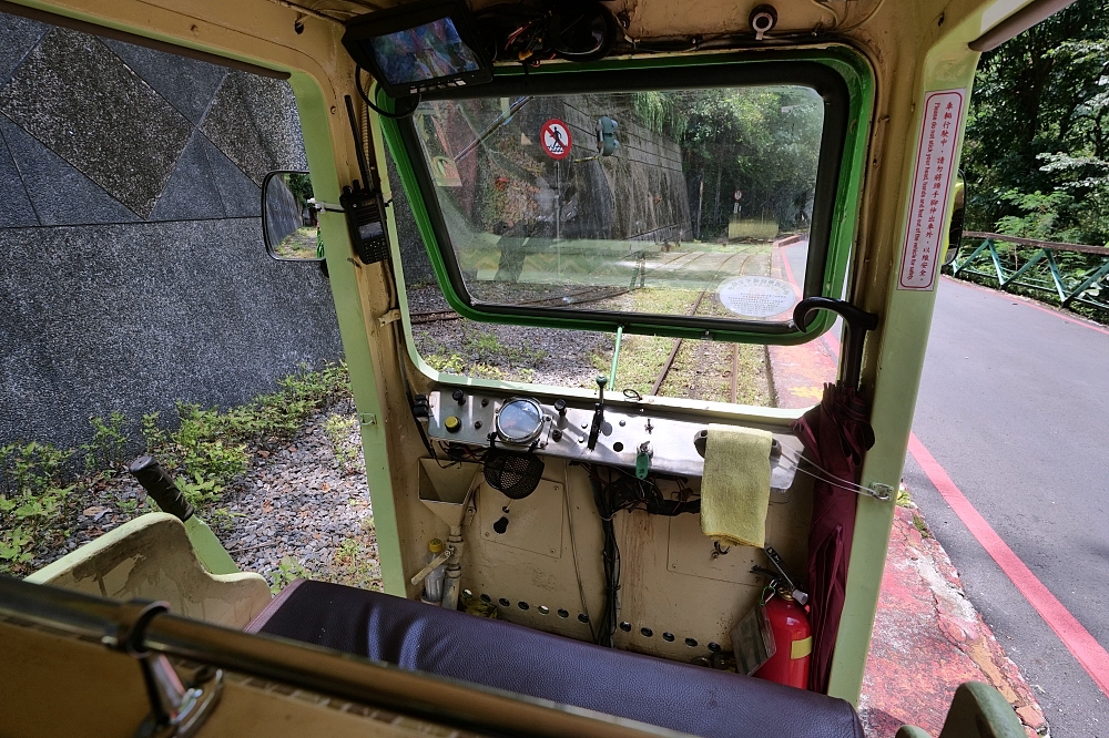 烏來一日遊》搭超可愛【烏來觀光台車】看瀑布！最新票價、環山路停車與購票攻略 @捲捲頭 ♡ 品味生活