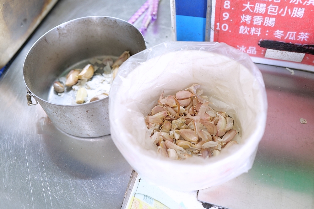 【武淵阿月婆婆蔥油餅香腸】創意爆棚的銅板小吃，在地人私藏的台式大亨堡！ @捲捲頭 ♡ 品味生活