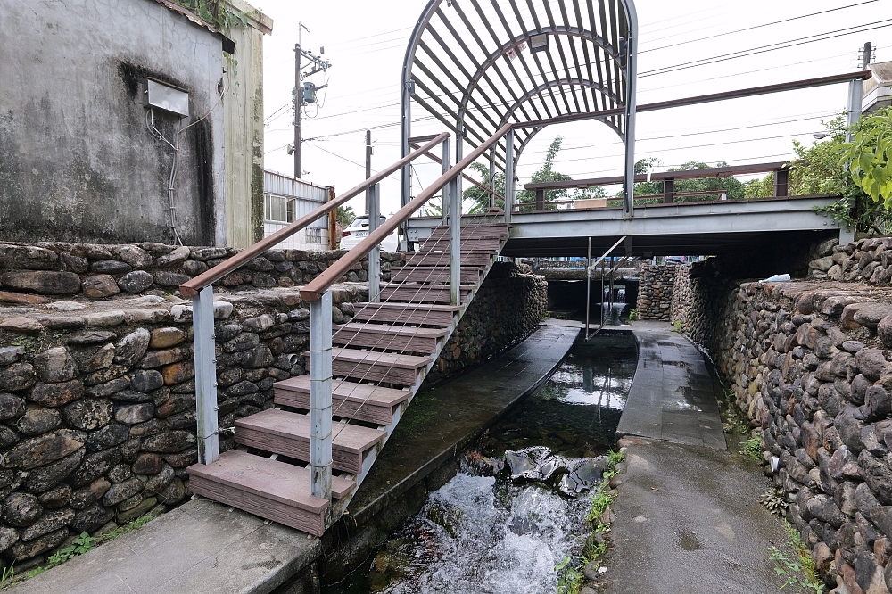 【阿蘭城湧泉池】路邊好停車、水質超乾淨，夏日免費泡腳抓魚蝦秘境 @捲捲頭 ♡ 品味生活