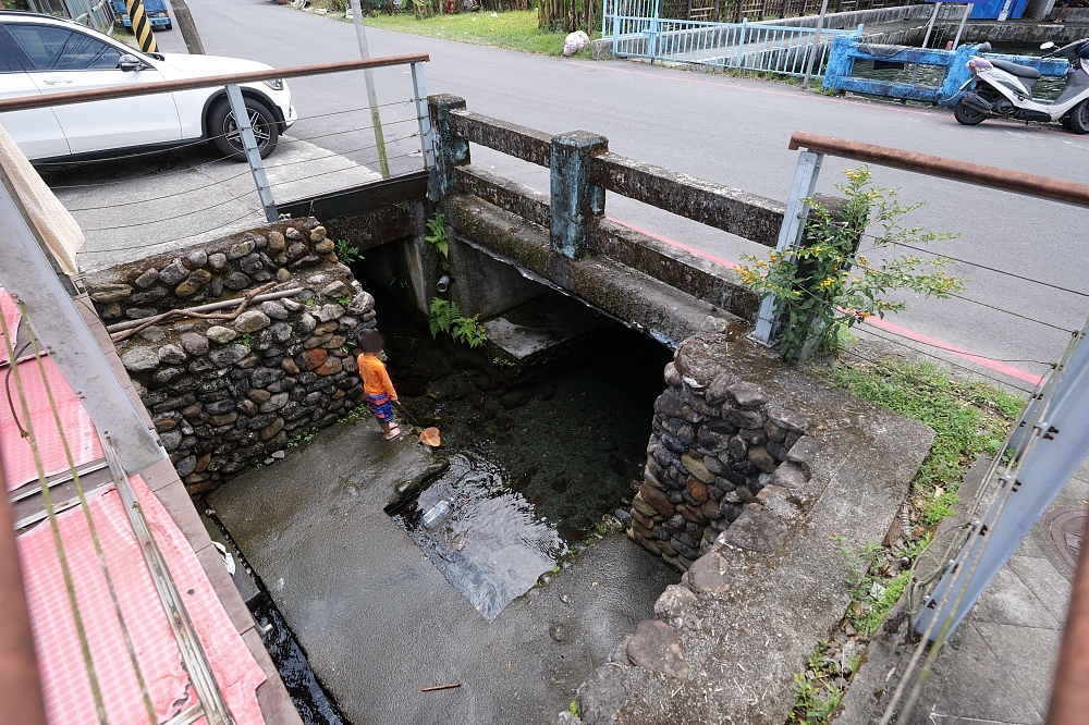 【阿蘭城湧泉池】路邊好停車、水質超乾淨，夏日免費泡腳抓魚蝦秘境 @捲捲頭 ♡ 品味生活