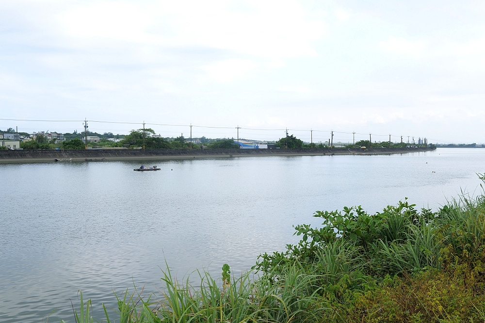 【竹安溪香腸】釣魚人才知道！阿嬤純炭火現烤、加辣配蒜超讚 @捲捲頭 ♡ 品味生活