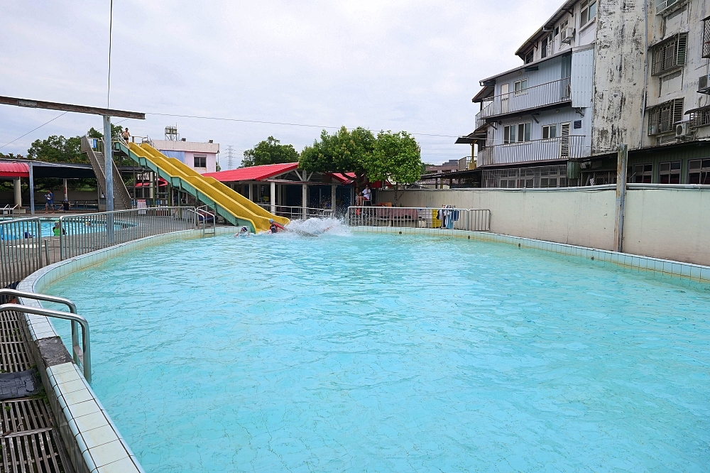 【龍泉游泳池】 宜蘭平價冷泉泳池！天然20度冷泉、3層樓滑水道與親子戲水攻略 @捲捲頭 ♡ 品味生活