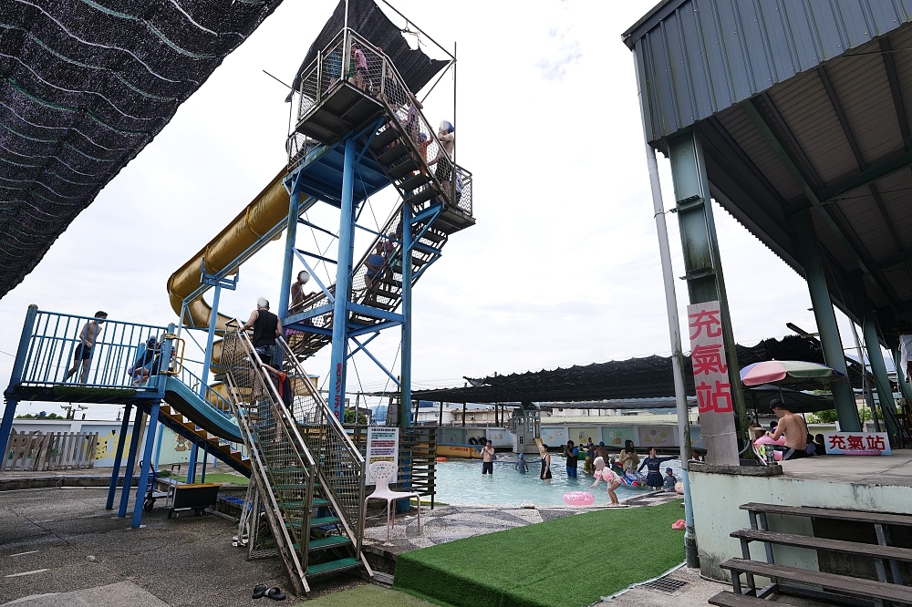 【松樹門湧泉游泳池】 宜蘭冬山玩水推薦，門票價格、充氣遊具與乾淨設施開箱 @捲捲頭 ♡ 品味生活