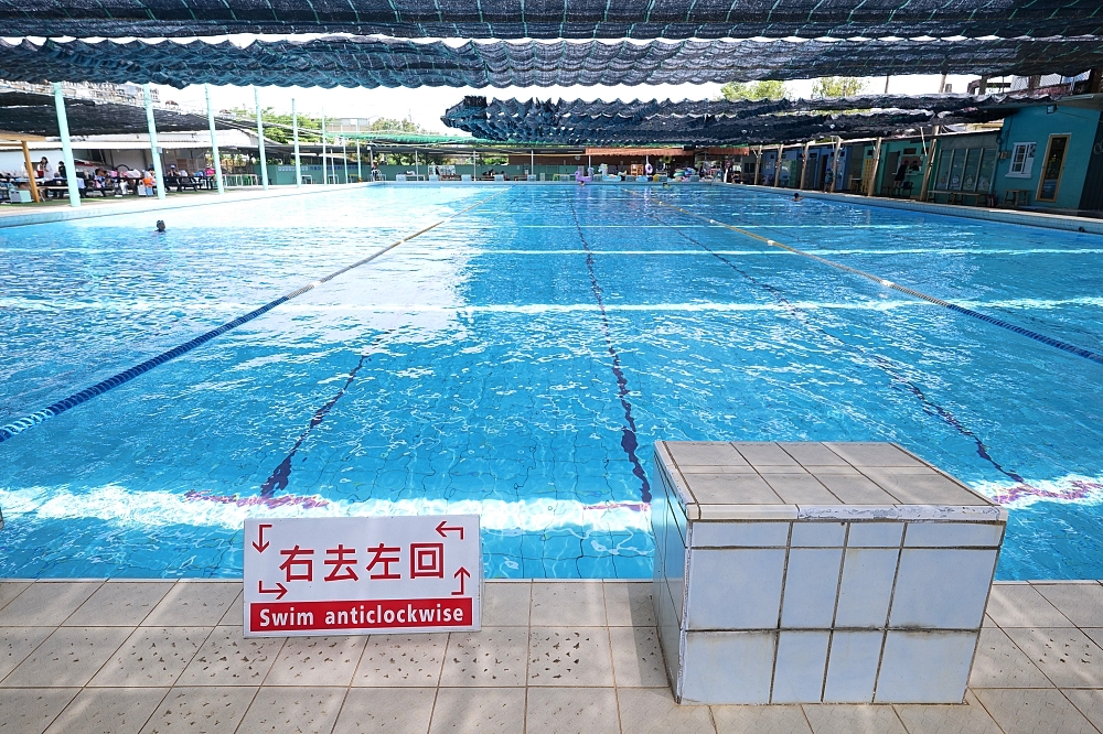 【松樹門湧泉游泳池】 宜蘭冬山玩水推薦，門票價格、充氣遊具與乾淨設施開箱 @捲捲頭 ♡ 品味生活