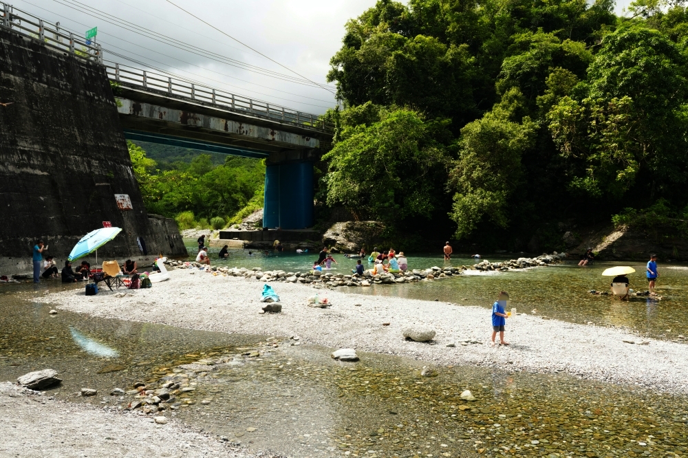 【白鮑溪親水園區】2026花蓮暑假消暑首選！免費藍寶石野溪玩水攻略 @捲捲頭 ♡ 品味生活