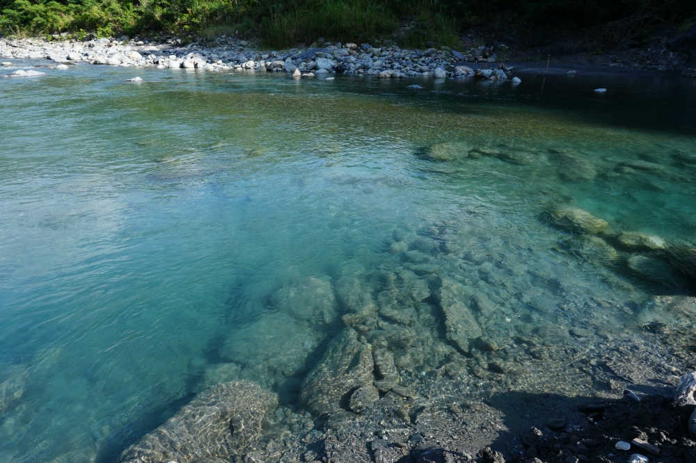 【大南溪峽谷游泳池】 台東天然消暑秘境！清澈藍寶石溪水、導航路況與停車全攻略 @捲捲頭 ♡ 品味生活