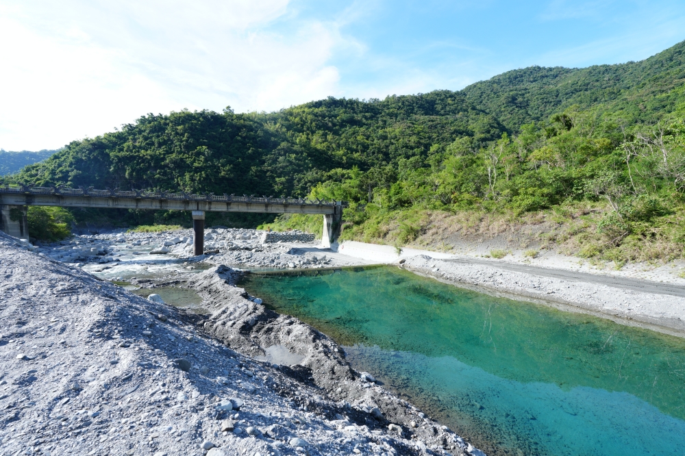 【大南溪峽谷游泳池】 台東天然消暑秘境！清澈藍寶石溪水、導航路況與停車全攻略 @捲捲頭 ♡ 品味生活