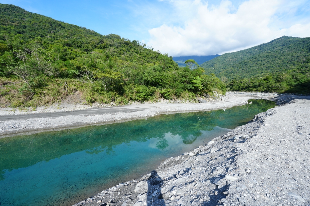 【大南溪峽谷游泳池】 台東天然消暑秘境！清澈藍寶石溪水、導航路況與停車全攻略 @捲捲頭 ♡ 品味生活