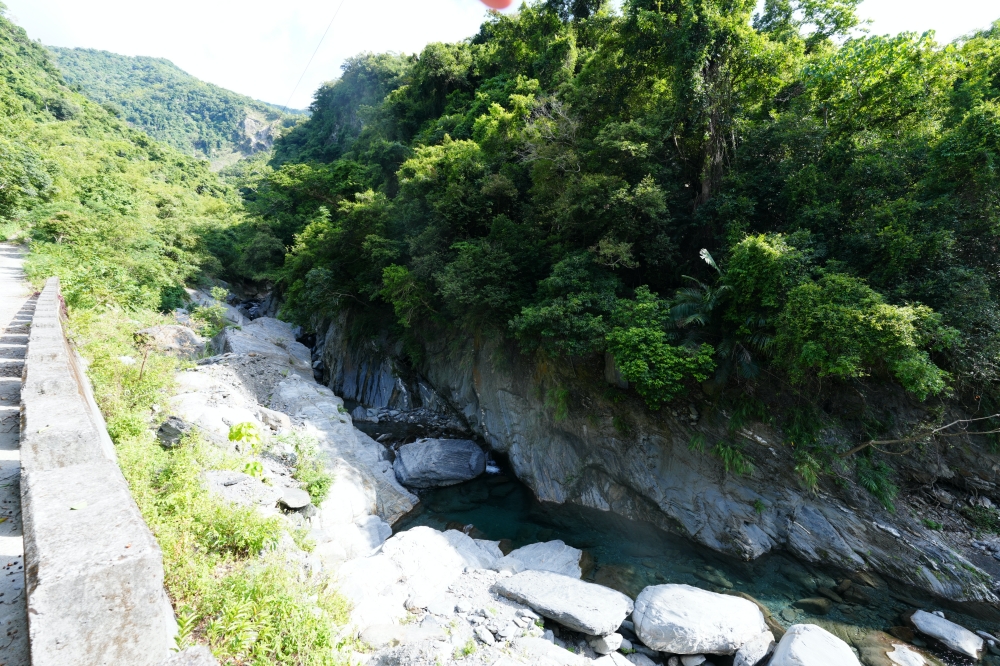【大南溪峽谷游泳池】 台東天然消暑秘境！清澈藍寶石溪水、導航路況與停車全攻略 @捲捲頭 ♡ 品味生活