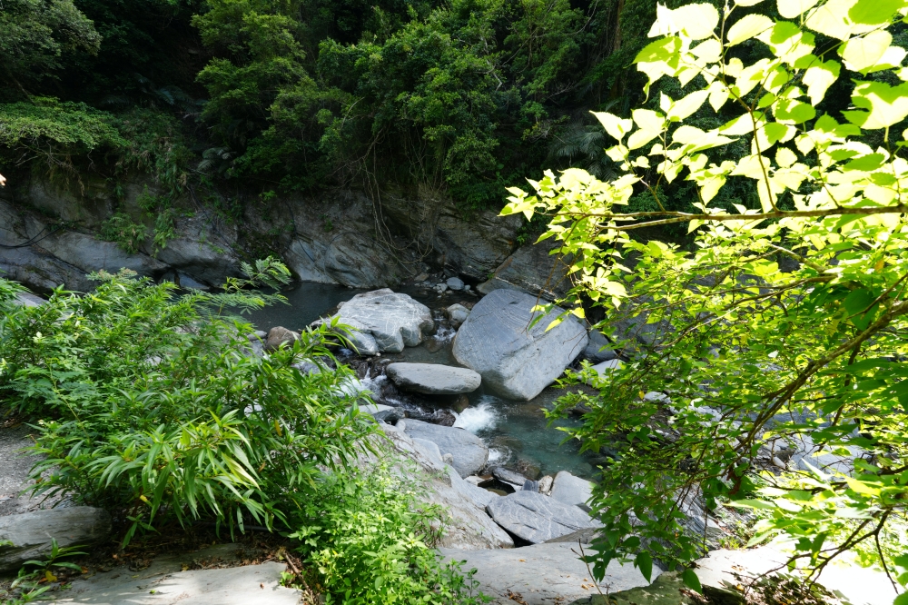 【大南溪峽谷游泳池】 台東天然消暑秘境！清澈藍寶石溪水、導航路況與停車全攻略 @捲捲頭 ♡ 品味生活