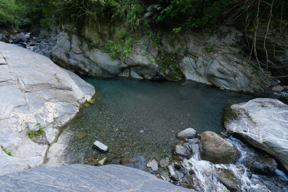 【大南溪峽谷游泳池】 台東天然消暑秘境！清澈藍寶石溪水、導航路況與停車全攻略 @捲捲頭 ♡ 品味生活