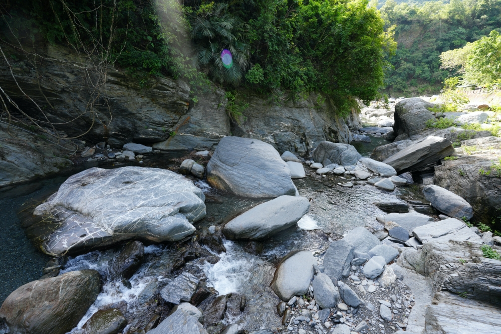 【大南溪峽谷游泳池】 台東天然消暑秘境！清澈藍寶石溪水、導航路況與停車全攻略 @捲捲頭 ♡ 品味生活