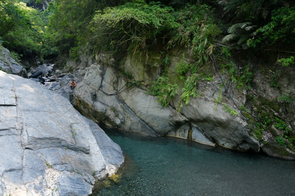 【大南溪峽谷游泳池】 台東天然消暑秘境！清澈藍寶石溪水、導航路況與停車全攻略 @捲捲頭 ♡ 品味生活