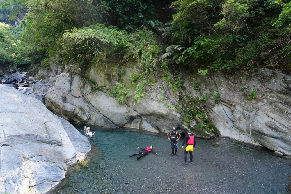 【大南溪峽谷游泳池】 台東天然消暑秘境！清澈藍寶石溪水、導航路況與停車全攻略 @捲捲頭 ♡ 品味生活