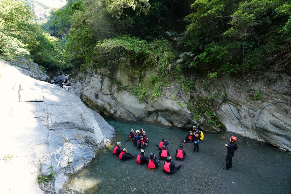 【大南溪峽谷游泳池】 台東天然消暑秘境！清澈藍寶石溪水、導航路況與停車全攻略 @捲捲頭 ♡ 品味生活