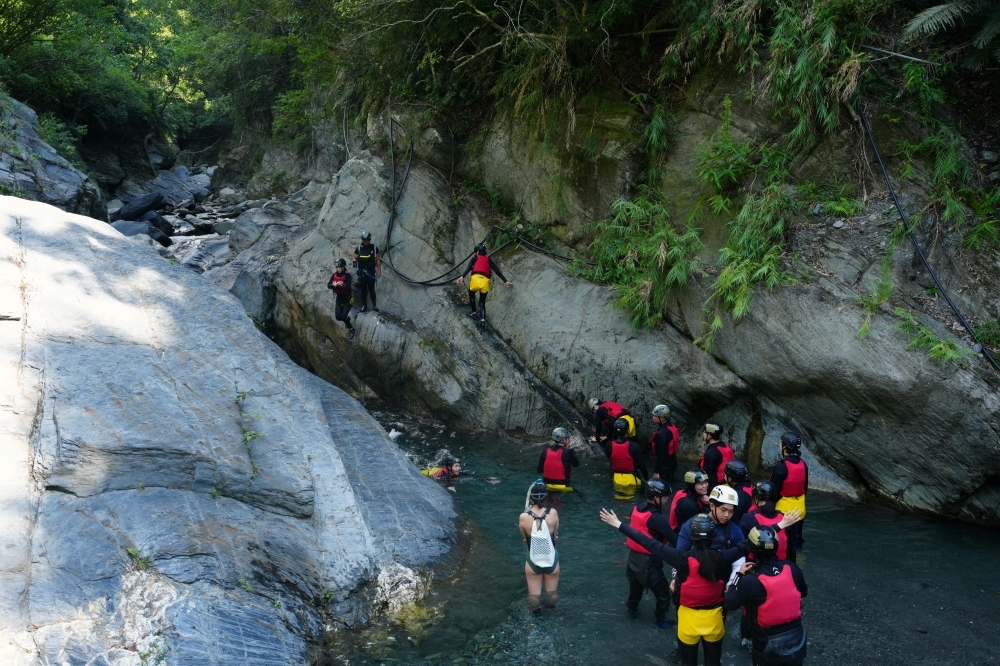 【大南溪峽谷游泳池】 台東天然消暑秘境！清澈藍寶石溪水、導航路況與停車全攻略 @捲捲頭 ♡ 品味生活