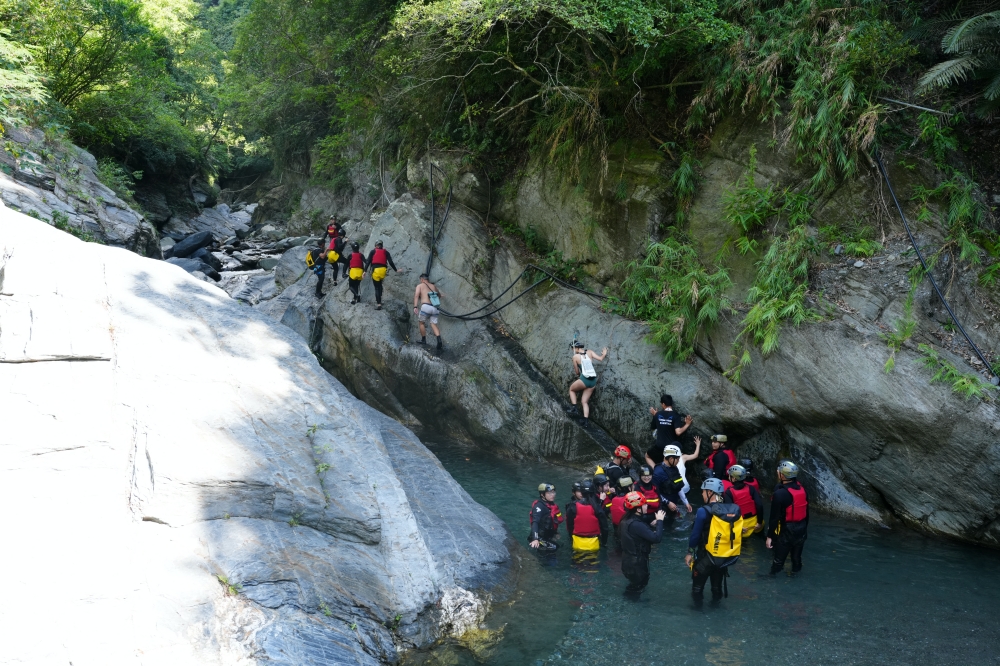 【大南溪峽谷游泳池】 台東天然消暑秘境！清澈藍寶石溪水、導航路況與停車全攻略 @捲捲頭 ♡ 品味生活