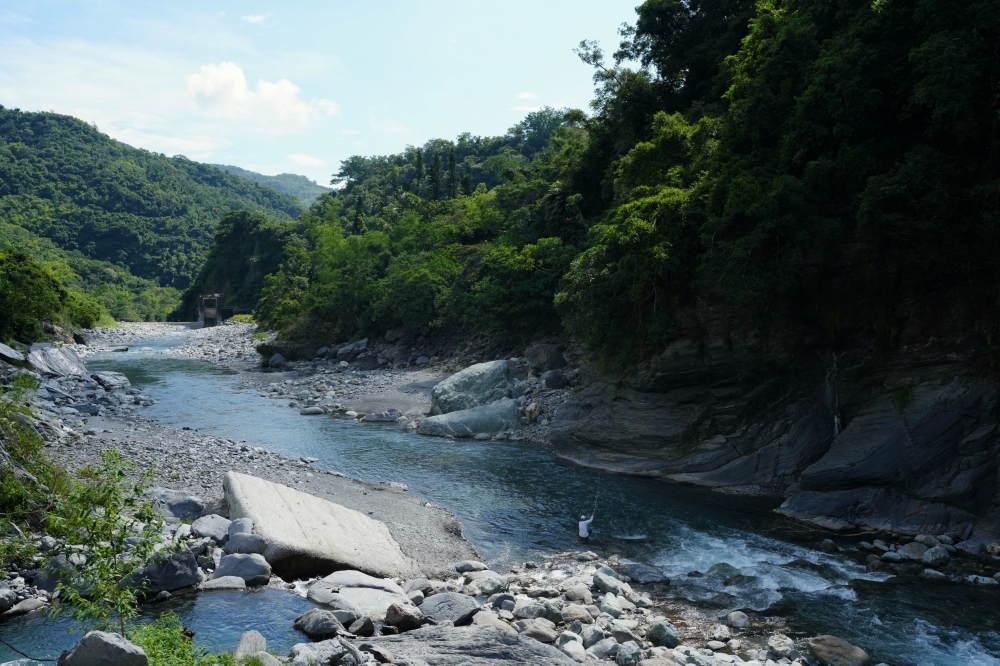 【大南溪峽谷游泳池】 台東天然消暑秘境！清澈藍寶石溪水、導航路況與停車全攻略 @捲捲頭 ♡ 品味生活